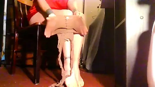 Yeni naylon külotlu çorap giyiyor