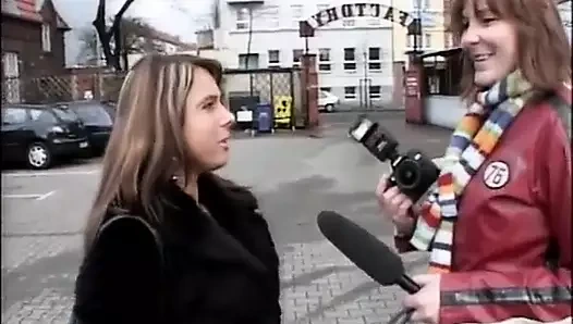 Büyük göğüslerini partneriyle sikişmeye giderken sokakta fotoğraflayan gerçek bir fahişe