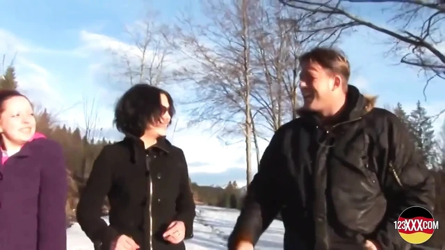 Emmek ve sikişmek için iki kızı aldı