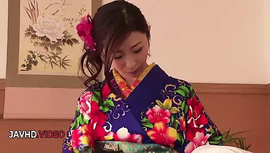 Kimono'daki baştan çıkarıcı Japon kadın kamerada ateşli sakso çekiyor