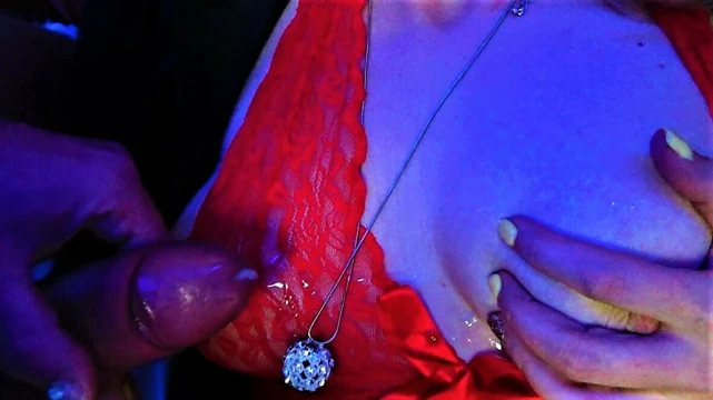 Lütfen göğüslerime boşalmak - milf canavar cumshot alır
