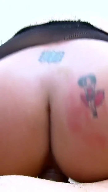 Мощный момент из "Красивая Gorda пошла на пляж и отсосала хуй"