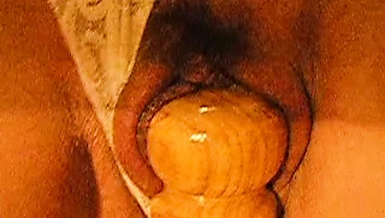 Karısı bize büyük bir yapay penis olarak yatak direğini seviyor.............