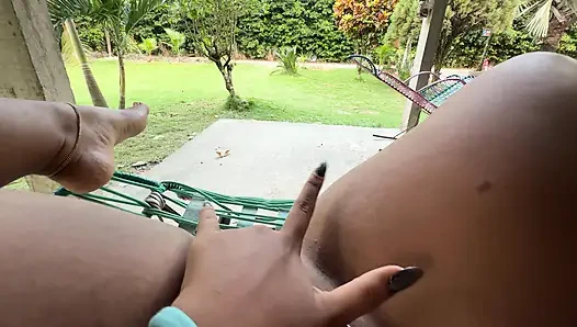 Kolombiyalı köylü kadın komşularının onu izlemesi için evinin önünde mastürbasyon yapıyor