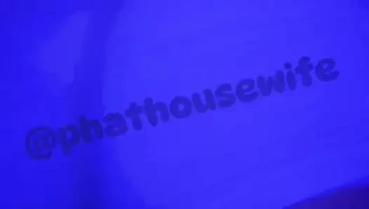 Mavi ışıkta büyük götlü twerk yapıyor
