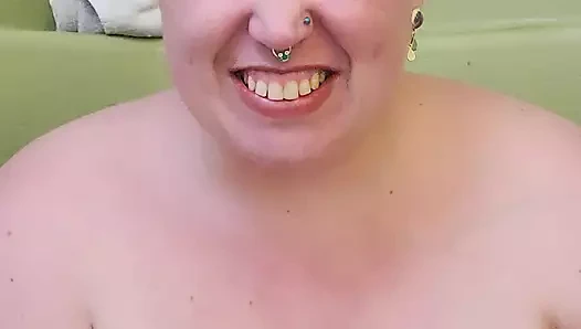 Peachesandstring memelerini sabunlıyor ve meme uçlarıyla oynuyor