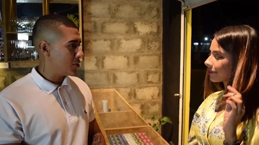 Aisha bir müşteriyle konuşurken bir barmene dizlerinin üzerinde bir oral seks verir ve sonra onu kedi sikikleri