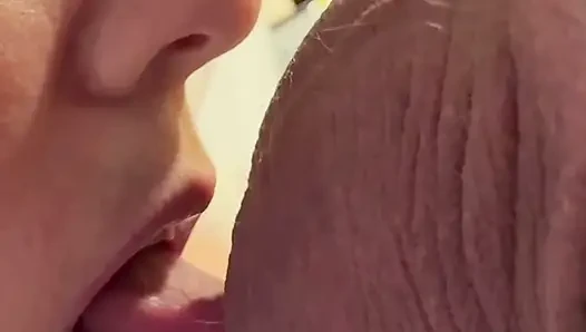 Güzel olgun evli kadın sakso çekiyor ve diline boşalıyor