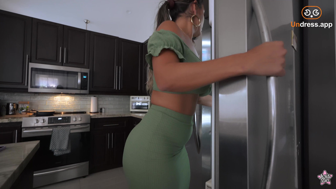 OMG!!! MY BIG BOOTY STEPMOM LET ME GIVE HER A MASSIVE FACIAL - LEXIS STAR