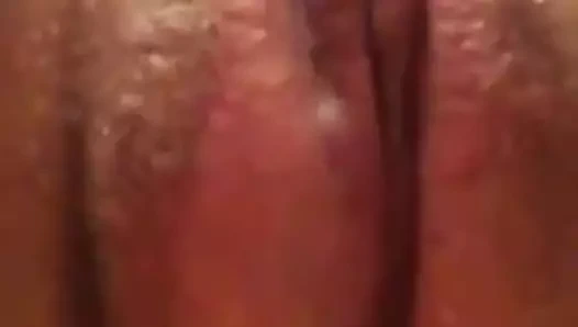 Ingrid sa caresse et jouit en silence ( contractions )