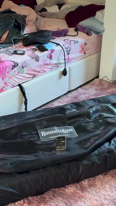 Evli kadın kocasını şişme tam vücut lateks bondaj çantasında estim ile orgazma itiyor. Kısıtlı nefes alma - ağzı tıkalı göt tıkacı | Klip 1