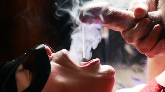Kedi-kadının ağzını sigara içerken dölle doldurdum! Yakın çekim yavaş çekim!