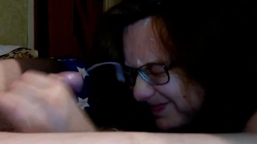 Kartlarda kayboldu, ama yüzünün her yerinde bitti!