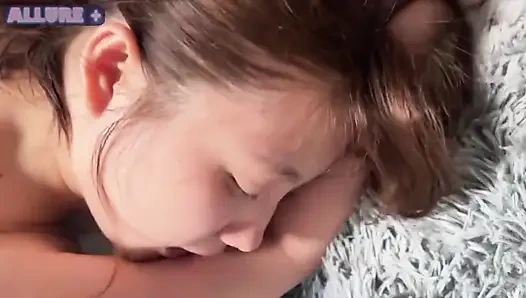 Saf şehvetli cazibesini yayan çekici evli kadın Hcupheat