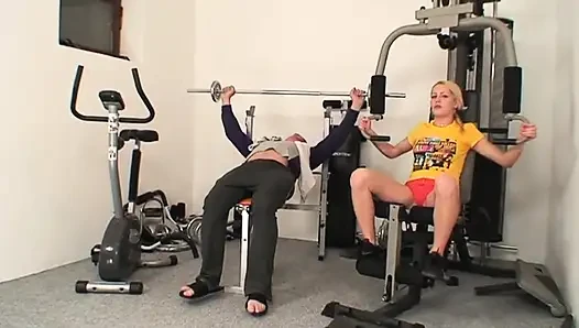 Yaşlı domuz spor salonunda bir gençle sikişiyor