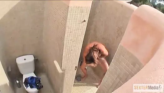 Ateşli esmer duşta işiyor