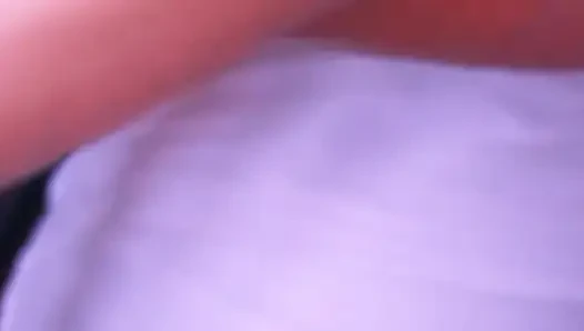 Derine biniyor ve son dökülmeye kadar yarağının üzerinde zıplıyor.