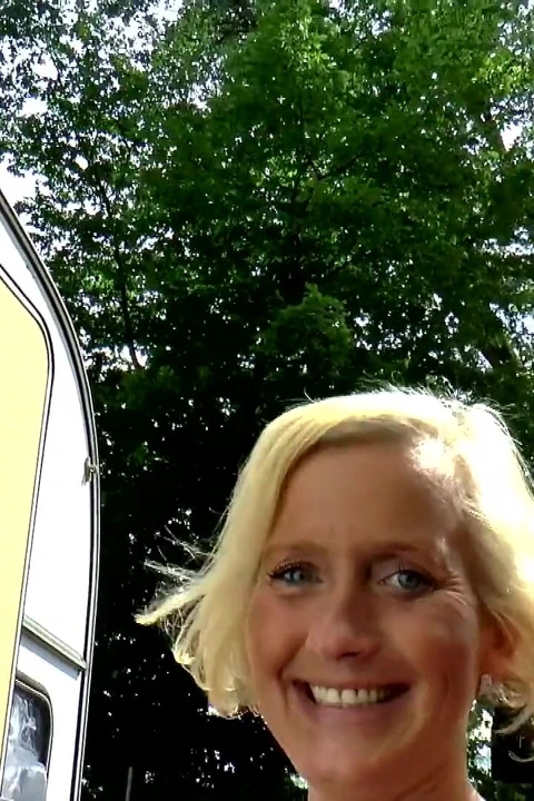 Sarışın orta yaşlı seksi kadın iki yaşlı adam tarafından çifte sikiliyor