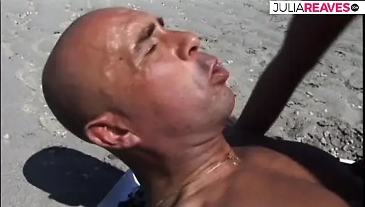 Kaltak büyük bir yarağı emiyor ve sonra plajda sert sikiliyor