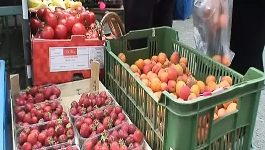 Özel genç tatlı kız yaşlı bir adamla oynuyor