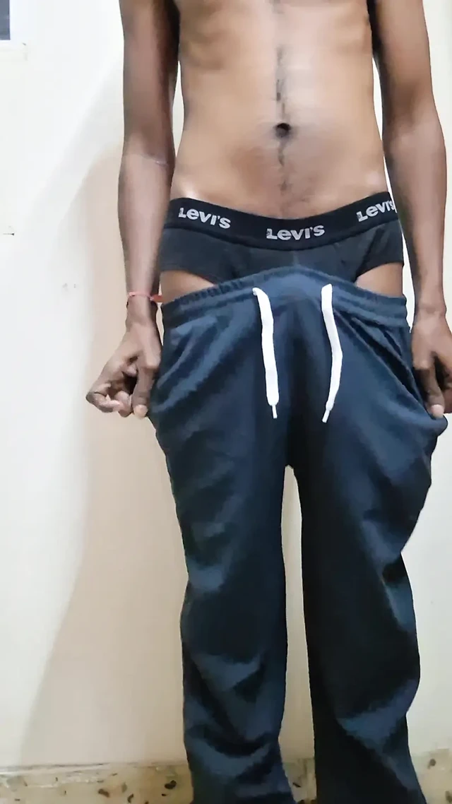 Genç oğlan evde göt oynuyor