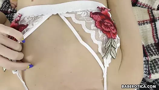 Yalnız kız margot kıllı 4k bir cam yapay penis kullanıyor