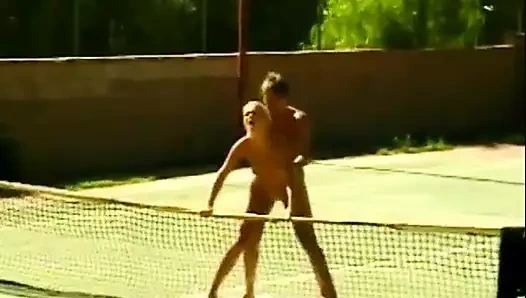 Ateşli sarışın tenis kortunda sporla sikişiyor