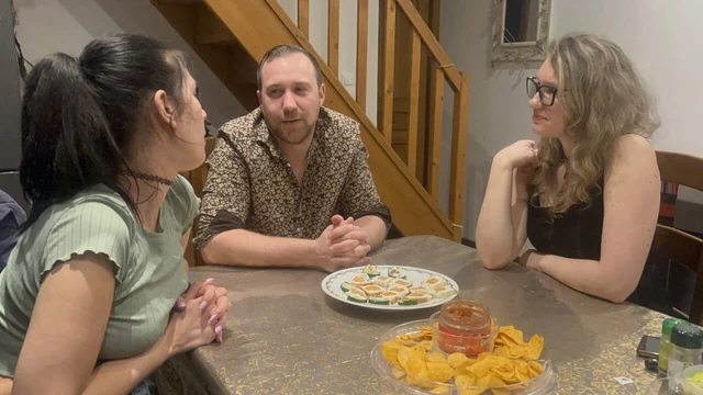 Французский трах страпоном - женское доминирование, унижение, страпон, двойной кулак, горячий воск, струя холодной воды и инструкция по поезде