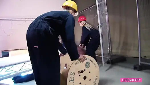 Harika memeli file çoraplı sarışın kızlar bir yarakla eğleniyor