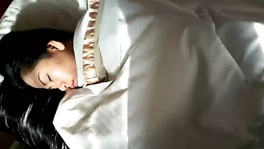 Cum üzerinde Asya kız