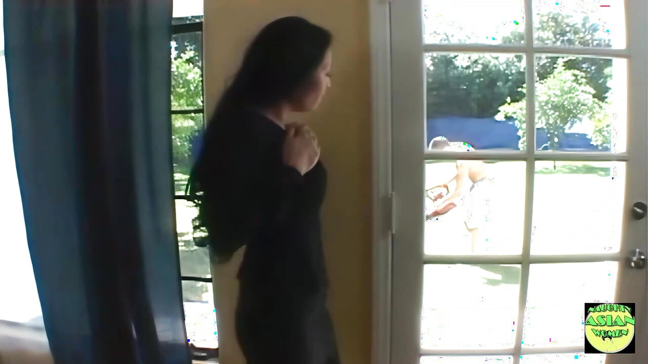 Evli Asyalı bayan bahçıvanını arzuluyor ve onu ıslak bir sakso için davet ediyor