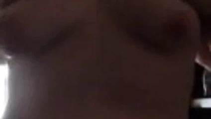 amatör kız yağlar onu göğüsleri