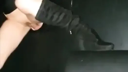 Vanessinha zafer deliğine gider ve çok heyecanlanır