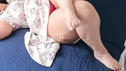 Gerçek büyük götlü orta yaşlı seksi kadın büyük zenci yarağı sevgilisi için soyunuyor. Irklararası yaramaz oyun.