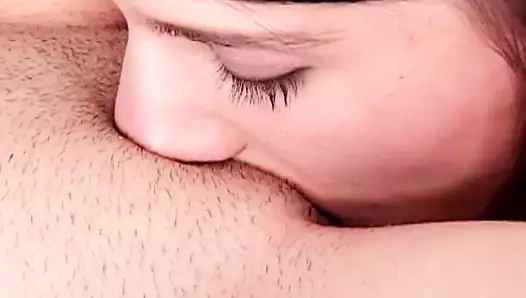 Güzel genç sarışın esmer lezbiyenler içeride oral seks var