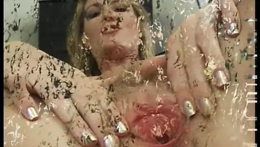 Beyaz iç çamaşırlı büyük doğal göğüslü çekici sarışın hatun yetişkin oyuncakla oynamayı sever