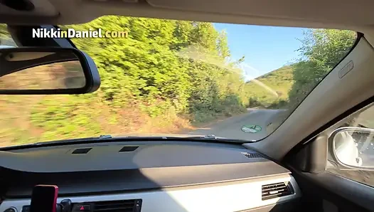 Seksi bir kızla ateşli randevu vahşi araba kaputunda seksle sona erdi