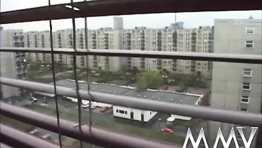 Değersiz nine Janedow mastürbasyon yapıyor ve büyük yarakla sikişiyor