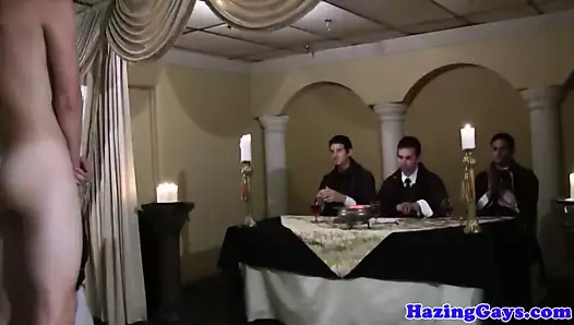 Genç kolej genç, eşcinsel frat'a başladı