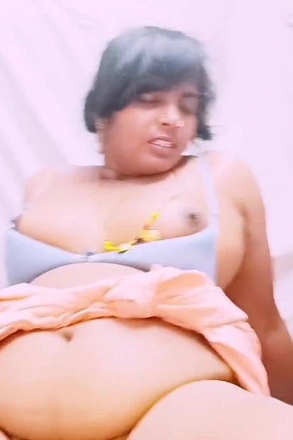 Индийская бхабхи трахает маленького сводного брата мужа - грязный разговор Телугу