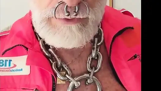 Üvey baba hi viz gear'da piposunu içiyor