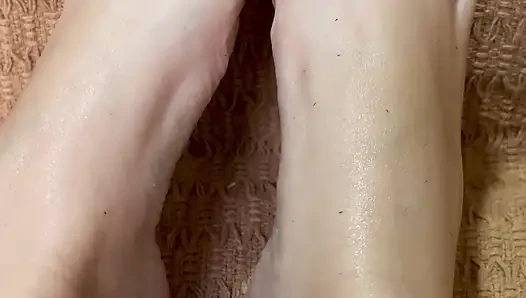 Küçük ayakları gösteriyor