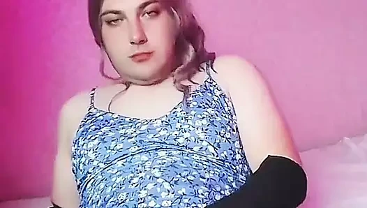 Büyük götlü ladyboy ateşli eğiliyor poz beyaz seksi balon göt