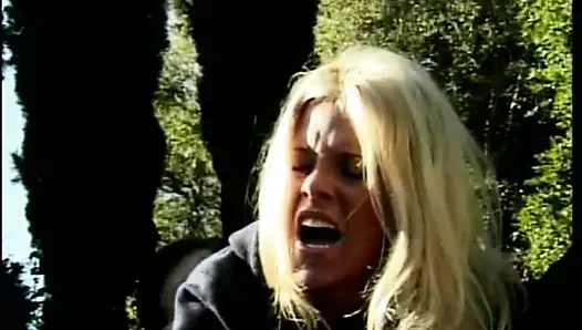 Azgın sarışın busty civciv sikme içinde arka bahçeden arkadan