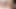 Dalgalı saçlı orta yaşlı seksi kadın dizlerinin üstüne oturuyor ve zevkle sakso çekiyor