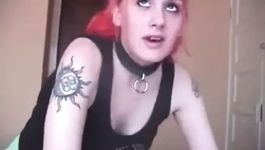 Seksi piercinglerim dövmeli ve deldi serseri kız coc oynuyor