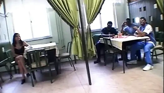 Harika genç erkek delisi için iki canavar siyah yarağın ağzına çifte penetrasyon ve boşalma