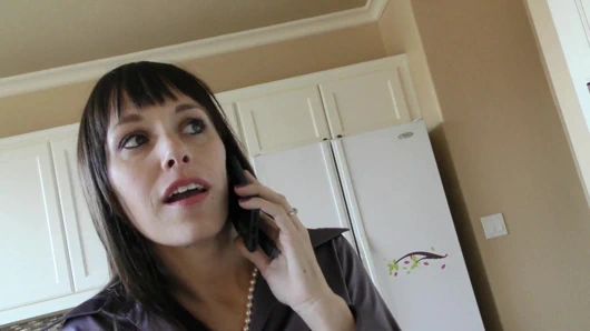 Dikkat çeken orta yaşlı seksi kadın komşus un üniversite çağındaki oğlunu sikiyor