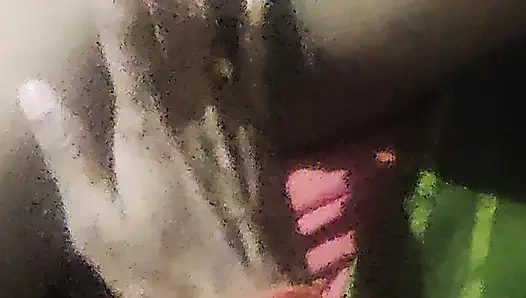 Üvey erkek arkadaşı amcığını üvey sevgilisine gösterdi ve masaj yaptırıyor