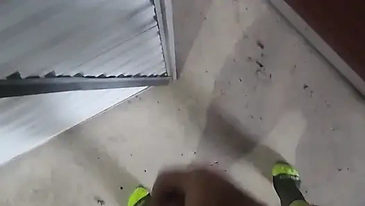 Depolama ünitesinin tadını çıkarırken neredeyse yakalanıyor